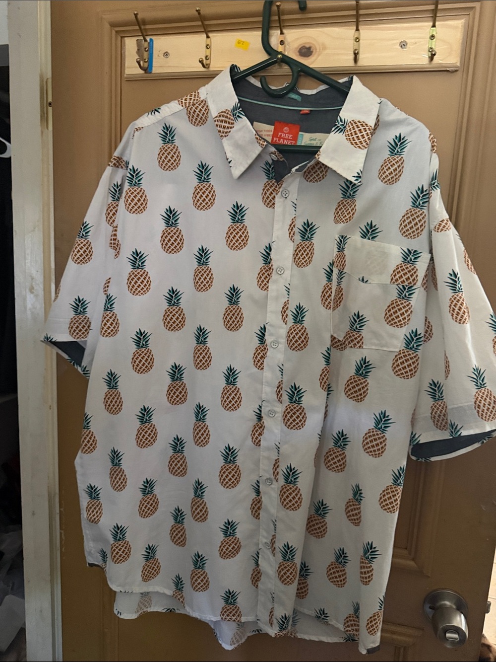 Free Planet Men's White Short-Sleeve Pineapple Print Button-Up Shirt